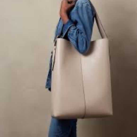 Banana Republic large cream bucket Bag/ tote - Picture 11 of 13